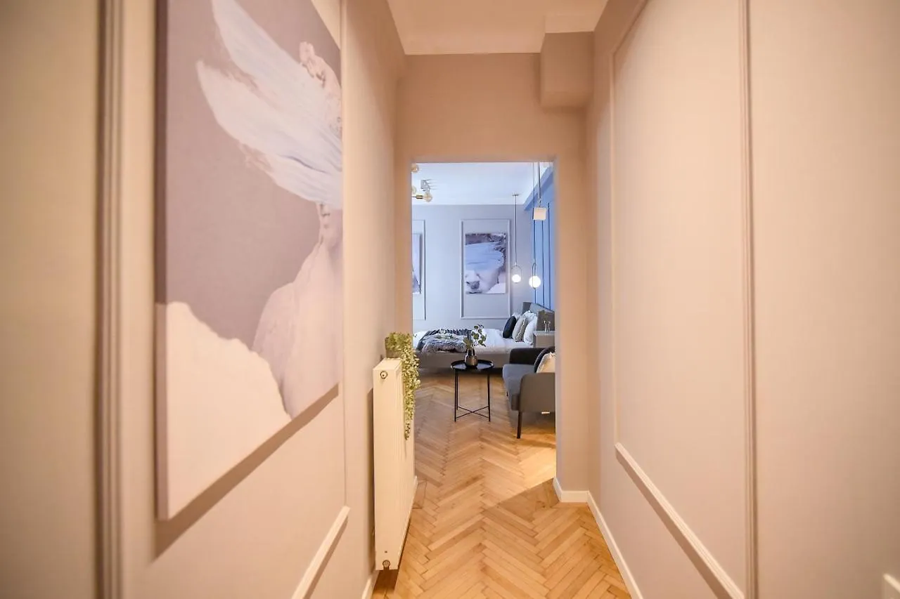 Modern Stay - Central Studios With Wall Projector Near Radisson Bucharest Romania
