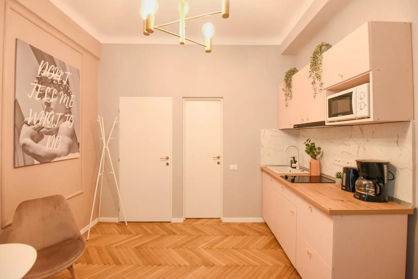 Modern Stay - Central Studios With Wall Projector Near Radisson Bucharest