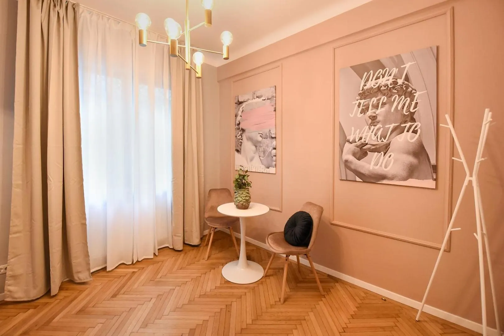 Modern Stay - Central Studios With Wall Projector Near Radisson Bucharest Romania