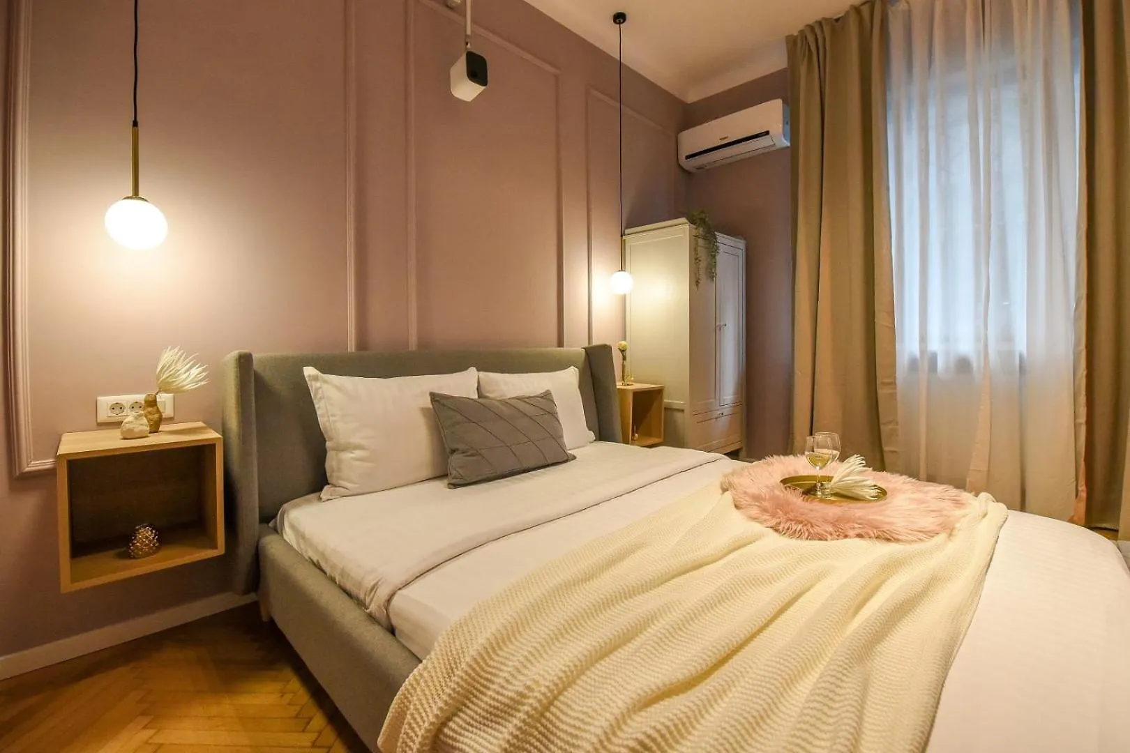 Apartment Modern Stay - Central Studios With Wall Projector Near Radisson Bucharest Romania