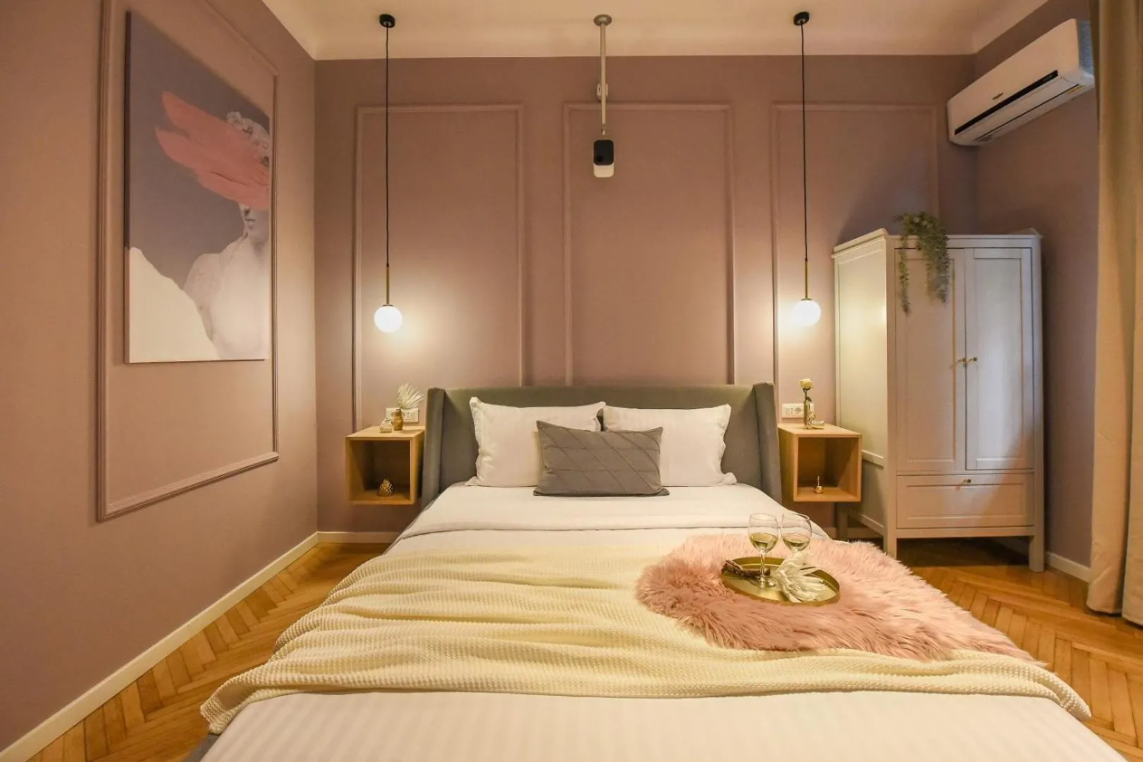 Modern Stay - Central Studios With Wall Projector Near Radisson Bucharest Romania