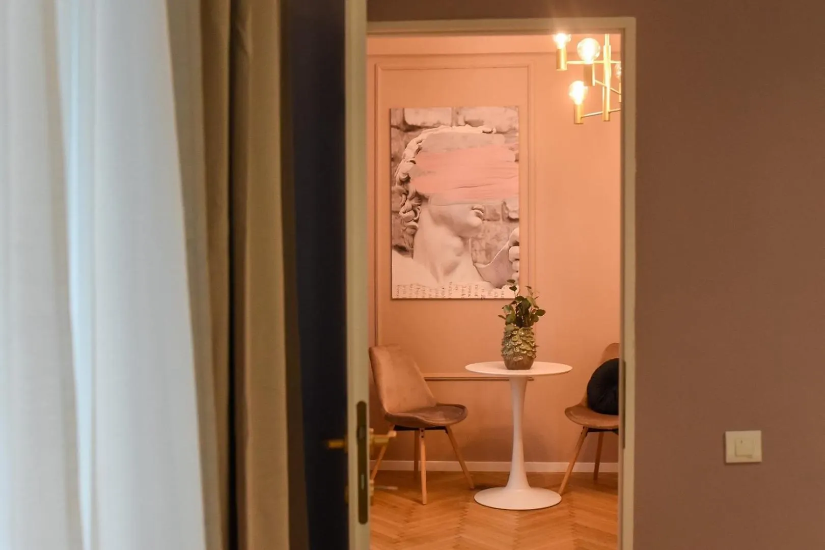 Apartment Modern Stay - Central Studios With Wall Projector Near Radisson Bucharest