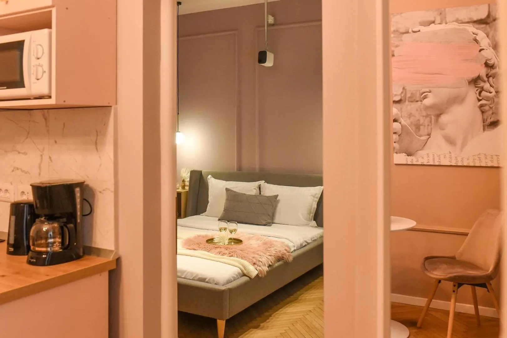 Apartment Modern Stay - Central Studios With Wall Projector Near Radisson Bucharest Romania